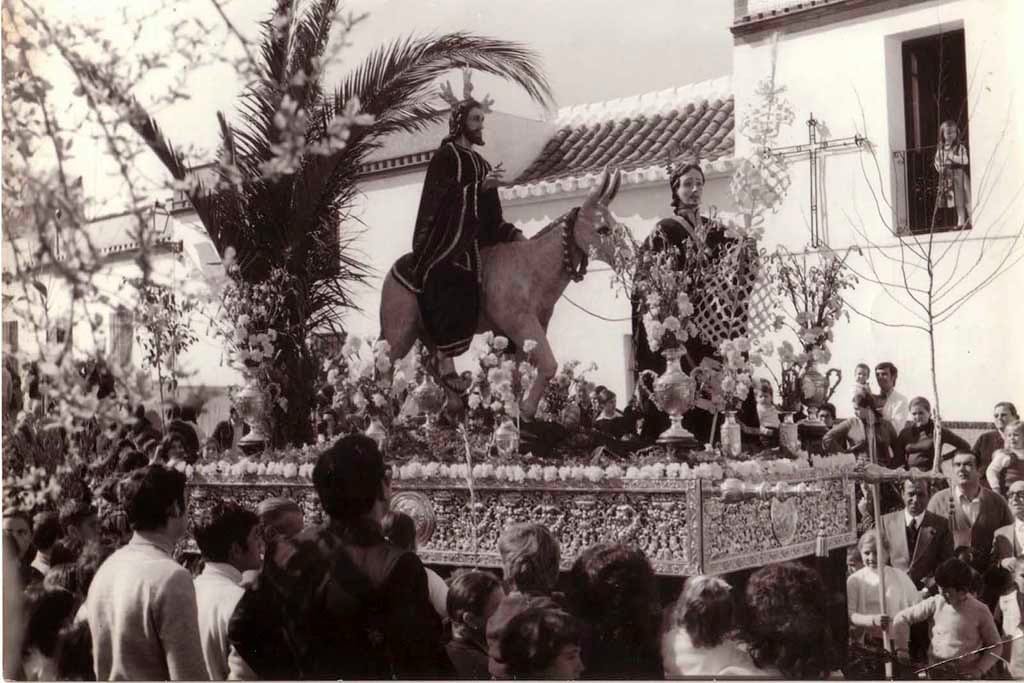 La imagen tiene un atributo ALT vacío; su nombre de archivo es Resena-Historica-PRIMERA-_SALIDA-_PARROQUIA-_1975-2.jpg